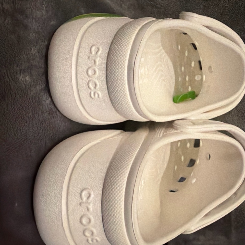CROCS white sandals with green lime print - Picture 4 of 7